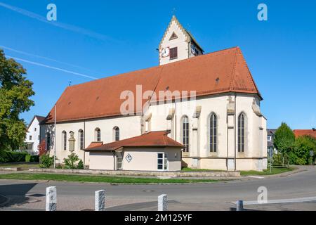 Der Altar der Kirche, St. Ursula in Oberndorf ist ein wichtiger spät gotisch geschnitzter Altar, der um 1510/15 geschaffen wurde. Scharniere an den Seiten des Altars beweisen, dass es ursprünglich ein geflügelter Altar war. Die Krönung von Maria im Altar zeigt Maria zwischen Christus und Gott, dem Vater. Links von Marys Krönung sind Johannes der Täufer und Johannes der Evangelist. Rechts sind Peter und Andrew. Die Büsten unten zeigen die Heiligen Sebastian, Sixtus, Lawrence und Paul. Stockfoto