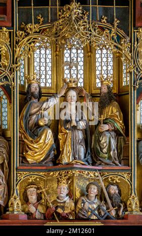 Der Altar der Kirche, St. Ursula in Oberndorf ist ein wichtiger spät gotisch geschnitzter Altar, der um 1510/15 geschaffen wurde. Scharniere an den Seiten des Altars beweisen, dass es ursprünglich ein geflügelter Altar war. Die Krönung von Maria im Altar zeigt Maria zwischen Christus und Gott, dem Vater. Links von Marys Krönung sind Johannes der Täufer und Johannes der Evangelist. Rechts sind Peter und Andrew. Die Büsten unten zeigen die Heiligen Sebastian, Sixtus, Lawrence und Paul. Stockfoto