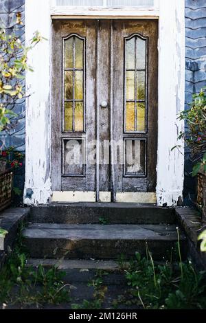 Verfallene Eingangstür eines alten Schieferhauses im Bergischen Land Stockfoto