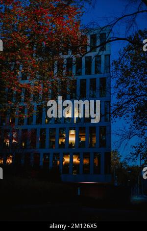 Beleuchtete Fenster in einem Bürogebäude im Stadtzentrum von Bochum Stockfoto