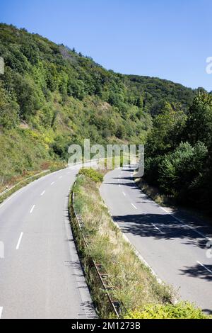 Autofreie Landstraße an einem sonnigen Tag im Bergischen Land Stockfoto