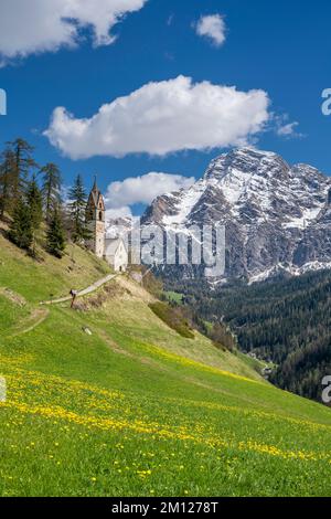 Wengen, hohe Abtei, Provinz Bozen, Südtirol, Italien. Die Kapelle von St. Barbara mit Blick auf den Gipfel der Neunerspitze Stockfoto