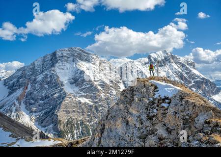 Wengen, hohe Abtei, Provinz Bozen, Südtirol, Italien. Ein Kletterer auf dem Paresberg. Im Hintergrund die Neunerspitze und die Zehnerspitze Stockfoto