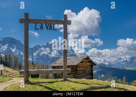 Wengen, hohe Abtei, Provinz Bozen, Südtirol, Italien. Auf den Ritwiesen. Im Hintergrund die Neunerspitze und die Zehnerspitze Stockfoto