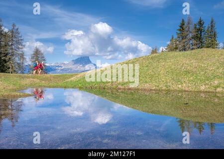 Wengen, hohe Abtei, Provinz Bozen, Südtirol, Italien. Wandern über die Ritwiesen. Im Hintergrund das Peitlerkofel Stockfoto