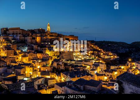 Matera, Provinz Matera, Basilicata, Italien, Europa. Abenddämmerung in Sasso Barisano Stockfoto