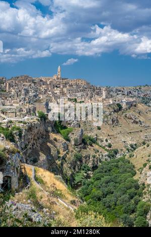 Matera, Provinz Matera, Basilicata, Italien, Europa. Matera mit dem Sasso Caveoso, auf der rechten Seite die Gravina-Schlucht. Stockfoto