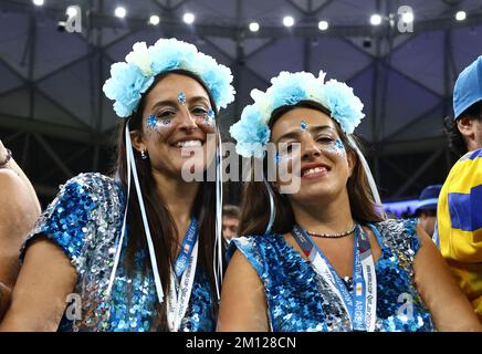 Doha, Katar, 9.. Dezember 2022. Argentinische Fans während des Spiels der FIFA-Weltmeisterschaft 2022 im Lusail Stadium in Doha. Der Bildausdruck sollte lauten: David Klein / Sportimage Credit: Sportimage/Alamy Live News Stockfoto