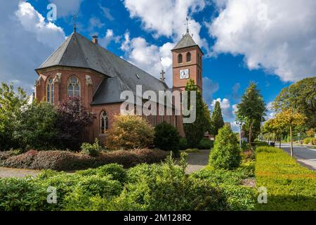 Deutschland, Stadtlohn, Westmuensterland, Muensterland, Westfalen, Nordrhein-Westfalen, Stadtlohn-Bueren, Katholische Kirche St. Carl Borromaeus, Dorfkirche, Ziegelgebäude, neogotischer Stil Stockfoto