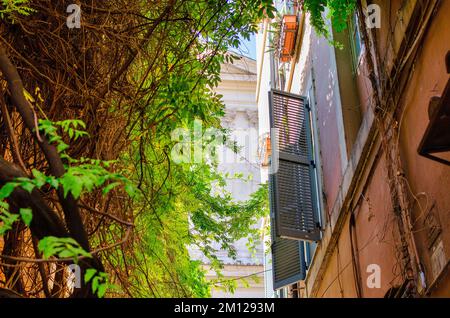 Enge Straße im Stadtteil Trastevere, Rom, Italien Stockfoto