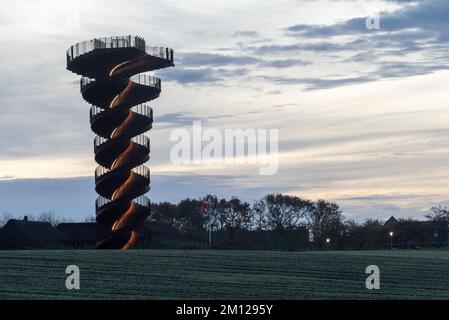 Marsk Tower, zweifach spiralförmiger Aussichtsturm aus Corten-Stahl, entworfen von der Bjarke Ingels Group, im Waddenmeer-Nationalpark, Skærbæk, Syddanmark, Dänemark Stockfoto