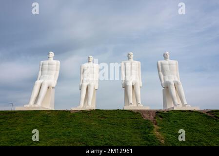 "Mennesket ved Havet", Mann am Meer, neun Meter hohe Skulpturengruppe von Svend Wiig Hansen, Esbjerg, Syddanmark, Dänemark. Stockfoto