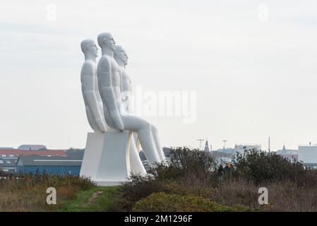 "Mennesket ved Havet", Mann am Meer, neun Meter hohe Skulpturengruppe von Svend Wiig Hansen, Esbjerg, Syddanmark, Dänemark. Stockfoto