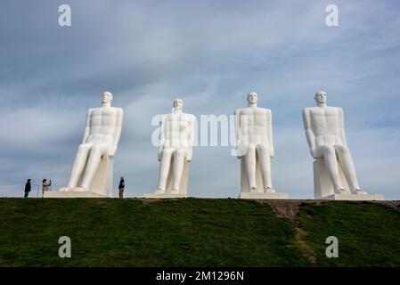 "Mennesket ved Havet", Mann am Meer, neun Meter hohe Skulpturengruppe von Svend Wiig Hansen, Esbjerg, Syddanmark, Dänemark. Stockfoto