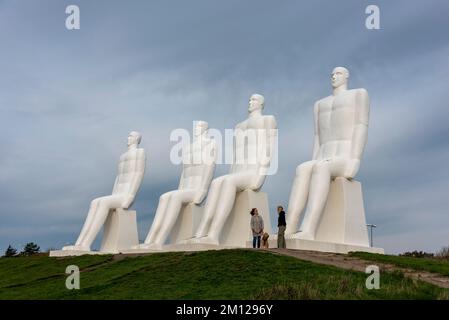 "Mennesket ved Havet", Mann am Meer, neun Meter hohe Skulpturengruppe von Svend Wiig Hansen, Esbjerg, Syddanmark, Dänemark. Stockfoto