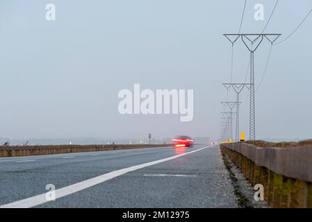 Rømødæmningen, ein künstlicher Straßendamm, verbindet die Insel Rømø mit dem Festland im dänischen Wattenmeer-Nationalpark, Lakolk, Syddanmark, Dänemark Stockfoto