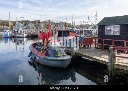 Fischerboot, Hafen, rote Flaggen, flensburg, Schleswig-Holstein, Deutschland Stockfoto