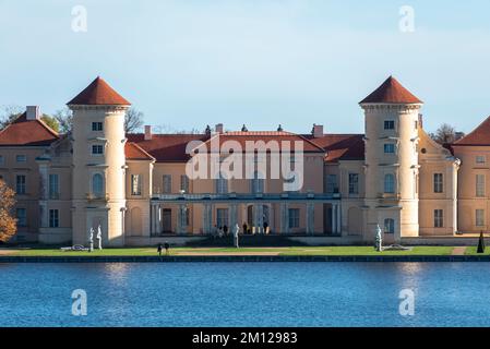 Schloss Rheinsberg am Ufer des Grienericksees, Rheinsberg, Brandenburg, Deutschland Stockfoto