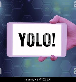 Textunterschrift für Yolo. Das Wort für "stehen" heißt, Sie leben nur einmal eine beliebte Phase bei Studenten und Teenagern Stockfoto