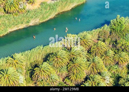 Blick auf den Fluss Megalopotamos und den Palmenwald Preveli, Rethymno, Kreta, griechische Inseln, Griechenland Stockfoto