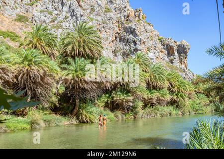 Blick auf den Fluss Megalopotamos und Preveli Palmenwald, Rethymno, Kreta, griechische Inseln, Griechenland Stockfoto