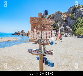 Wegweiser für alle Richtungen am Strand, Preveli Beach, Rethymno, Kreta, griechische Inseln, Griechenland Stockfoto