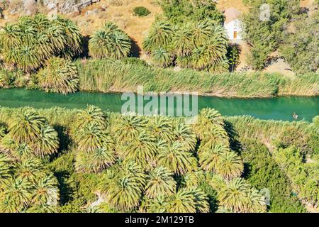 Blick auf den Fluss Megalopotamos und den Palmenwald Preveli, Rethymno, Kreta, griechische Inseln, Griechenland Stockfoto