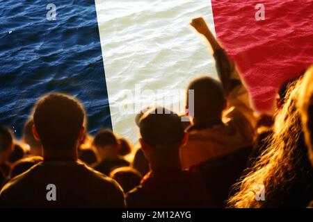 Fussballmannschaft Frankreich. Fans im Stadion. Die französische Flagge und Fußballfans feiern den Sieg. Protest in Frankreich. Heben Sie die Hand. Unscharf. Stockfoto