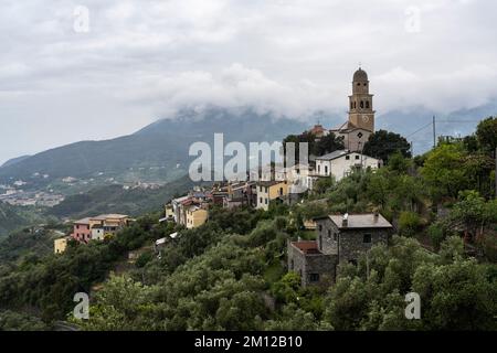 Blick auf Chiesa parrocchiale di Legnaro, Levanto, Cinque Terre, Italien Stockfoto