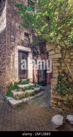 Vordertür in Viols le Fort. Stockfoto