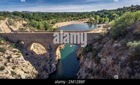 Pont du Diable in Saint Guilhem le Désert ist eine Steinbrücke mit Doppelbogenkonstruktion, die im 11. Jahrhundert erbaut wurde. Denkmal-Historie. Die Brücke ist Teil des Weltkulturerbes der UNESCO-Art des Heiligen Jakobus in Frankreich. Stockfoto