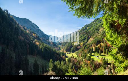 Idyllisches Bergtal an einem sonnigen Herbsttag. Rappenalp-Tal bei Oberstdorf, Allgäu-Alpen, Bayern, Deutschland, Europa Stockfoto