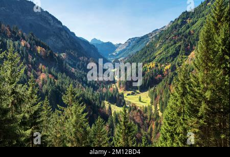 Idyllisches Bergtal an einem sonnigen Herbsttag. Rappenalp-Tal bei Oberstdorf, Allgäu-Alpen, Bayern, Deutschland, Europa Stockfoto