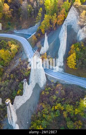 Die Pyramides d'Euseigne aus der Vogelperspektive im Herbst. Euseigne, Val d'Hérens, Gemeinde Hérémence, Kanton Valais, Schweiz, Europa. Stockfoto