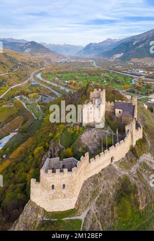 Das Chateau de Tourbillon, das die Stadt Sion und die umliegenden Weinberge im Herbst dominiert, aus der Vogelperspektive. Kanton Wallis, Tal des Rhône, Schweiz. Stockfoto