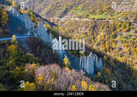 Die Pyramides d'Euseigne aus der Vogelperspektive im Herbst. Euseigne, Val d'Hérens, Gemeinde Hérémence, Kanton Valais, Schweiz, Europa. Stockfoto