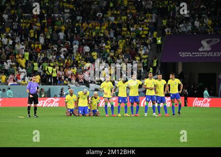 Doha, Catar. 09.. Dezember 2022. Brasilianische Nationalmannschaft während des Spiels zwischen Kroatien und Brasilien, gültig für das Viertelfinale der Weltmeisterschaft, die im Education City Stadium in Doha, Katar, stattfindet. Kredit: Richard Callis/FotoArena/Alamy Live News Stockfoto