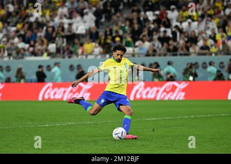 Doha, Catar. 09.. Dezember 2022. Marquinhos während eines Spiels zwischen Kroatien und Brasilien, gültig für das Viertelfinale der Weltmeisterschaft, das im Education City Stadium in Doha, Katar, stattfindet. Kredit: Richard Callis/FotoArena/Alamy Live News Stockfoto