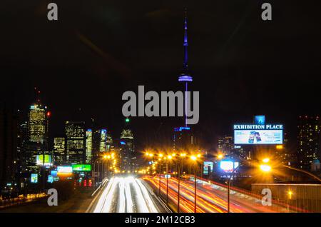 CN Tower vom Gardiner Expressway, Toronto, Kanada - 1. November 2012 Stockfoto