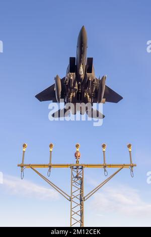 F-15 Eagle Modern Fighter Jet Landung mit dramatischen Winkeln kehrt von Kampfeinsätzen zurück. Kampfjets mit Raketen. Stockfoto