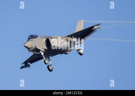 Boeing F-35 Fighter Jet der fünften Generation fliegt über die Stadt mit Raketen auf dem Weg zur Mission. Kampfjets und Airforce-Piloten im Einsatz Stockfoto