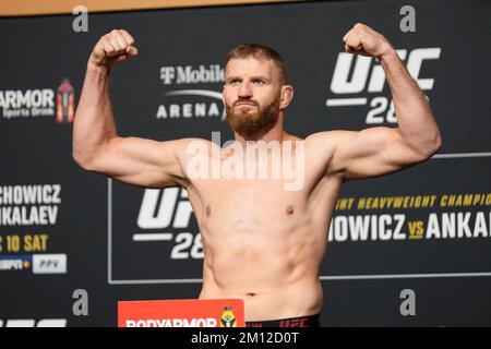 Las Vegas, USA. 09.. Dezember 2022. 9. Dezember 2022, Las Vegas, NV, LAS VEGAS, NEVADA, USA: LAS VEGAS, NV - Dezember 9: Jan Blachowicz betritt die Waage für das offizielle Wiegen bei UFC Apex für UFC 282 -Blachowicz vs Ankalaev : Offizielle Wiegevorgänge am 9. Dezember 2022 in Las Vegas, NV, USA. (Kreditbild: © Louis Grasse/PX Imagens via ZUMA Press Wire) Kredit: ZUMA Press, Inc./Alamy Live News Stockfoto