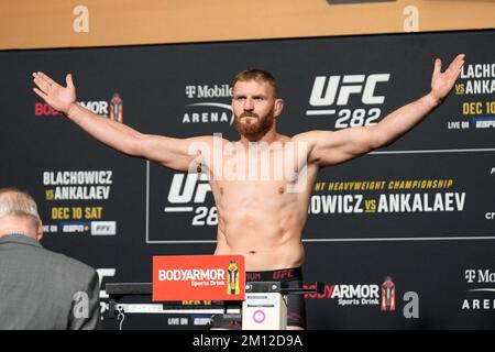 Las Vegas, USA. 09.. Dezember 2022. 9. Dezember 2022, Las Vegas, NV, LAS VEGAS, NEVADA, USA: LAS VEGAS, NV - Dezember 9: Jan Blachowicz betritt die Waage für das offizielle Wiegen bei UFC Apex für UFC 282 -Blachowicz vs Ankalaev : Offizielle Wiegevorgänge am 9. Dezember 2022 in Las Vegas, NV, USA. (Kreditbild: © Louis Grasse/PX Imagens via ZUMA Press Wire) Kredit: ZUMA Press, Inc./Alamy Live News Stockfoto