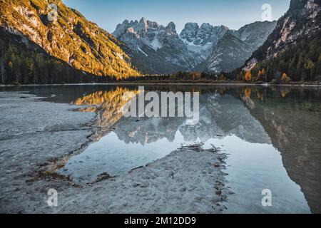 Italien, Südtirol, Dobbiaco / Toblach. Landro-See/Dürrensee mit den Bergen Cristallo und Popena im Hintergrund, Dolomiten Stockfoto