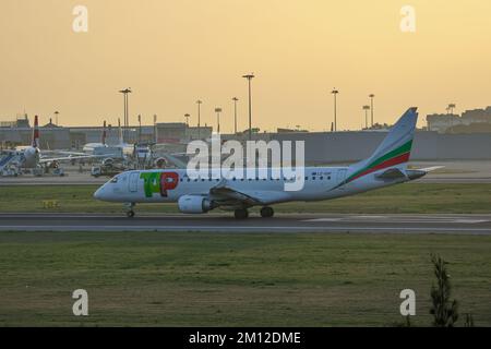 Ein Seitenblick auf das FLUGZEUG TAP Air Portugal bei Sonnenuntergang in Humberto Delgado Flughafen Stockfoto