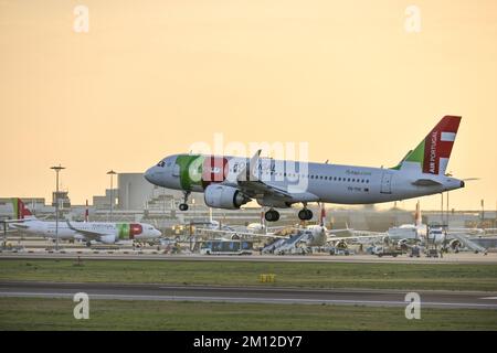 Ein seitlicher Blick auf das FLUGZEUG TAP Air Portugal, das bei Sonnenuntergang vom Flughafen Humberto Delgado abfliegt Stockfoto