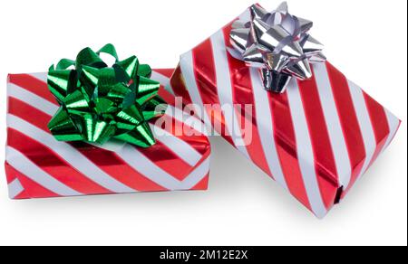 Weihnachtsgeschenkboxen in Rot, Weiß und Grün isoliert auf Weiß. Stockfoto