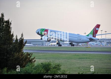 Ein seitlicher Blick auf das FLUGZEUG TAP Air Portugal, das bei Sonnenuntergang vom Flughafen Humberto Delgado abfliegt Stockfoto