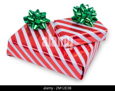 Zwei geschenkboxen mit rot-weißen Streifen und grünen Schleifen isoliert auf Weiß. Stockfoto