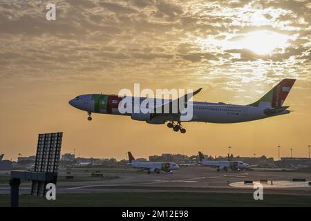 Ein seitlicher Blick auf das FLUGZEUG TAP Air Portugal, das bei Sonnenuntergang vom Flughafen Humberto Delgado abfliegt Stockfoto